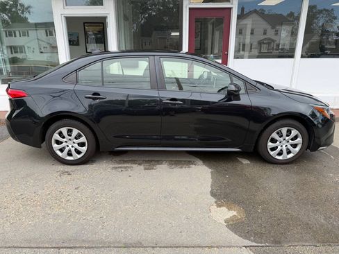 Used 2020 Toyota Corolla LE FWD image 2