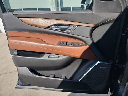 Used 2016 Cadillac Escalade ESV Luxury image 27
