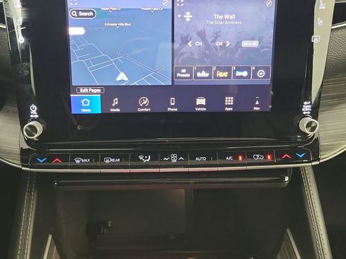 Used 2024 Jeep Wagoneer L Series III w/ Premium Group I image 18