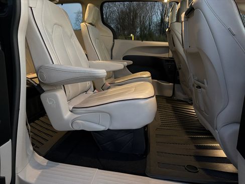 Used 2017 Chrysler Pacifica Limited w/ UConnect Theater Package image 24