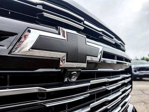 Used 2025 Chevrolet Suburban High Country AWD/4WD image 8