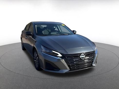 Used 2025 Nissan Altima 2.5 SV image 3