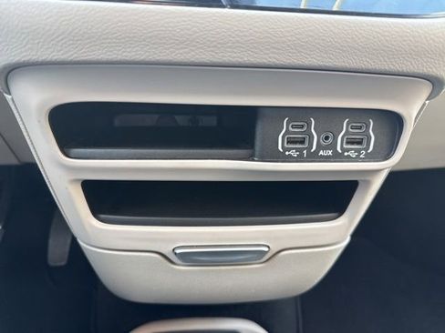 Used 2024 Chrysler Pacifica Touring-L image 29