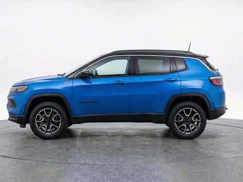Used 2025 Jeep Compass Trailhawk image 5
