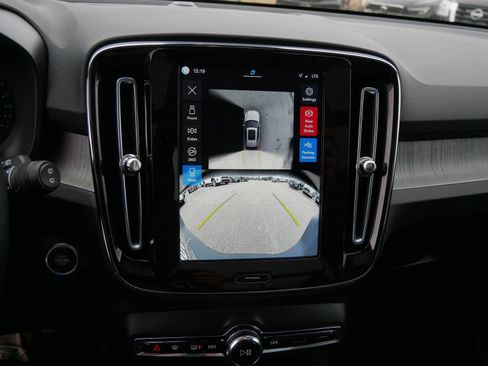 Used 2025 Volvo XC40 B5 Plus image 23