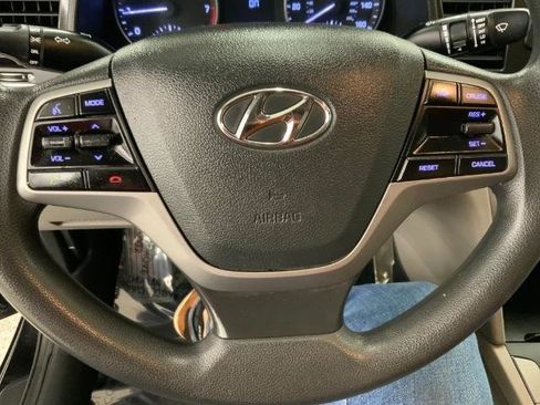 Used 2018 Hyundai Elantra SE FWD image 19