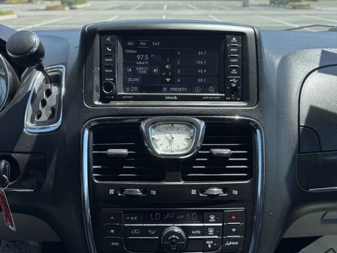 Used 2015 Chrysler Town & Country Touring FWD image 21