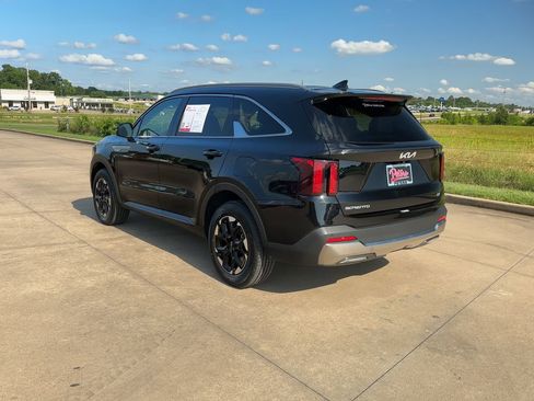Used 2024 Kia Sorento S image 6