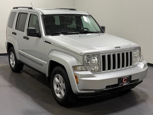 Used 2012 Jeep Liberty Sport image 4