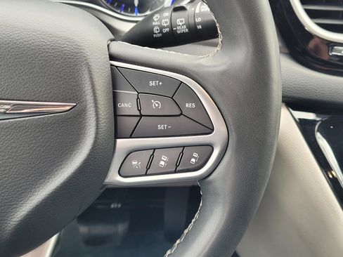 Used 2022 Chrysler Pacifica Touring-L FWD image 13