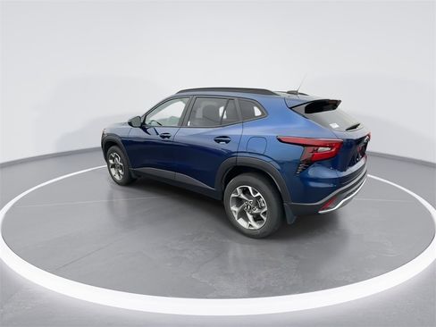 Used 2024 Chevrolet Trax LT w/ Driver Confidence Package image 6