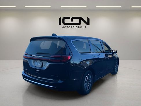 Used 2024 Chrysler Pacifica Select image 5