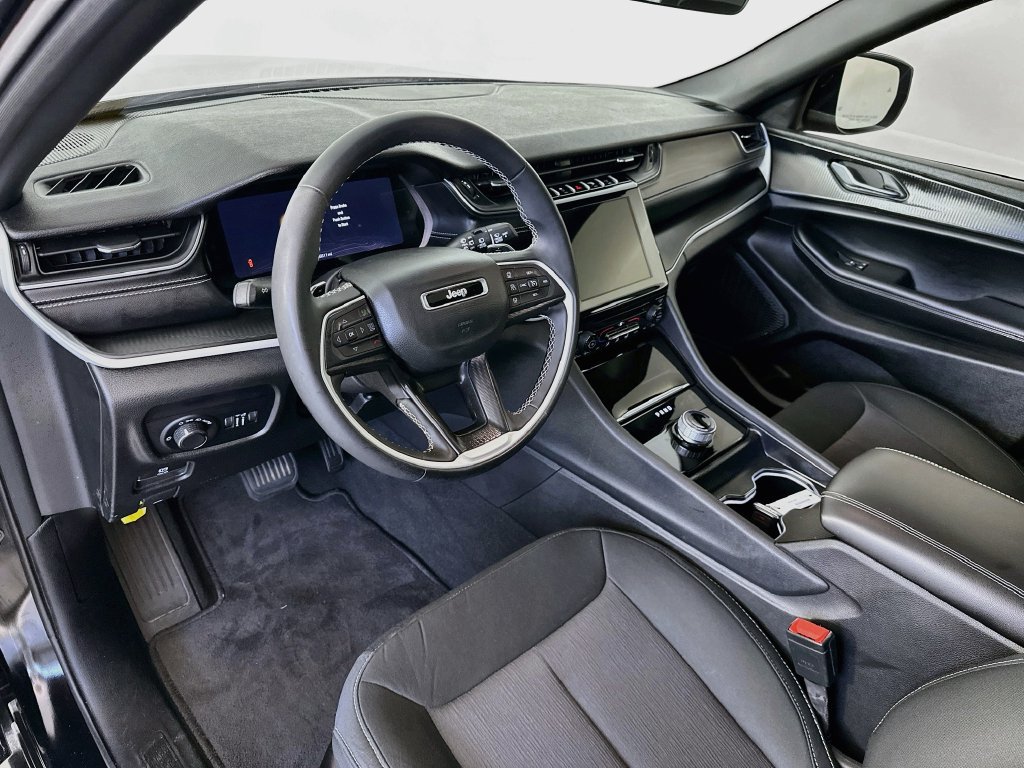 Used 2025 Jeep Grand Cherokee Laredo X RWD image 29
