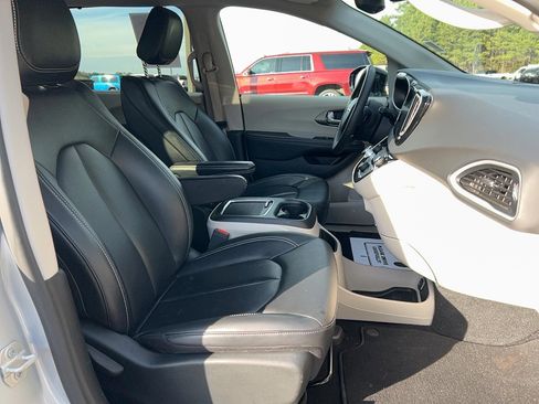 Used 2024 Chrysler Pacifica Touring-L image 24