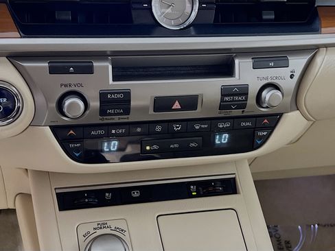 Used 2013 Lexus ES 300h image 26