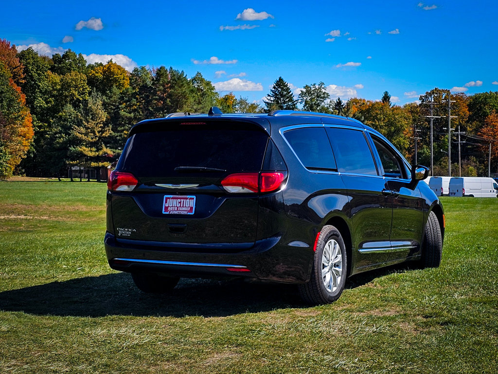 Used 2019 Chrysler Pacifica Touring-L FWD image 3