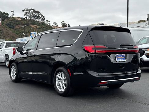 Used 2023 Chrysler Pacifica Touring-L FWD image 11
