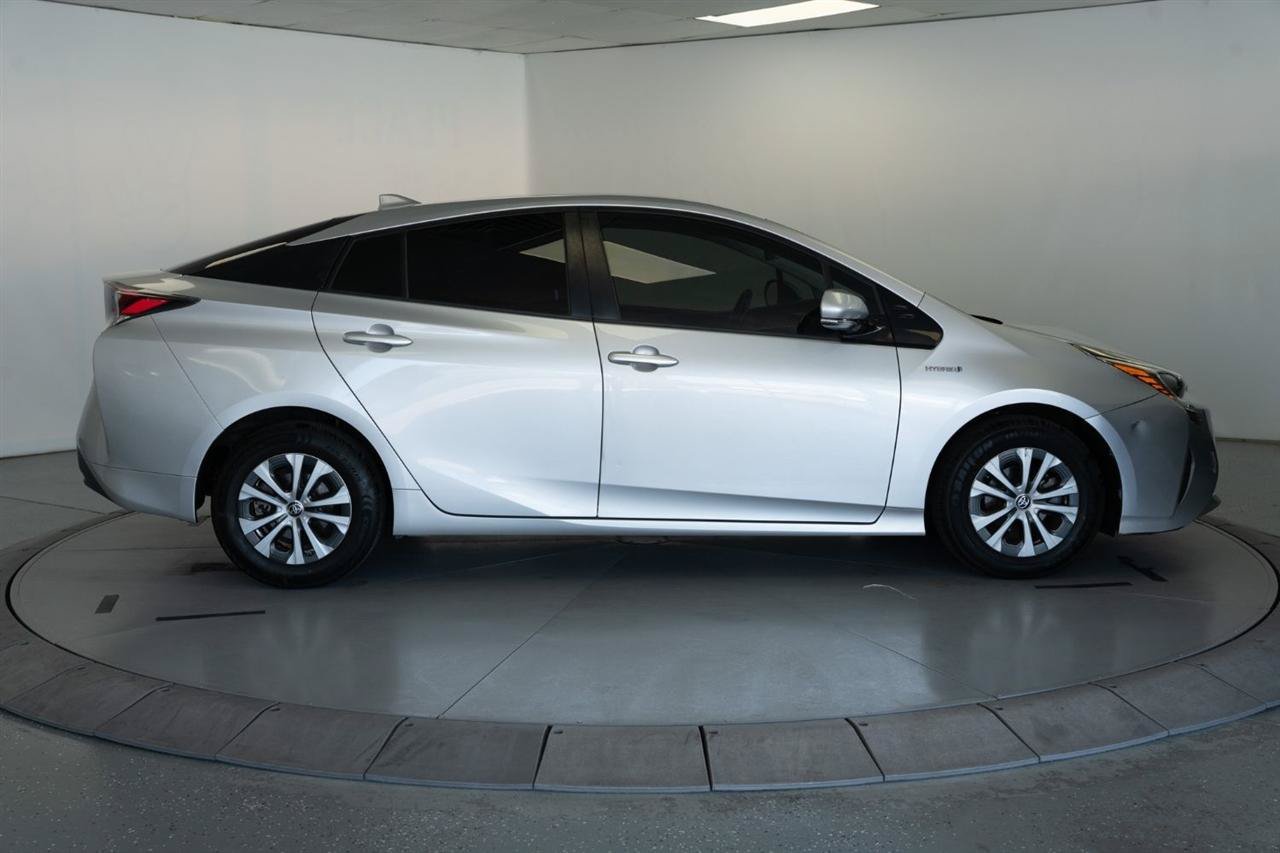 Used 2017 Toyota Prius Three w/ Carpet Mat Package FWD image 9