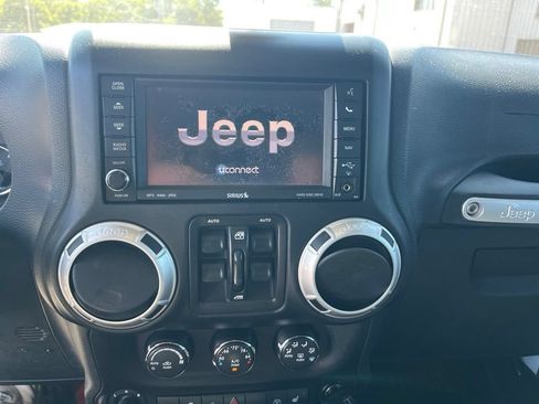Used 2015 Jeep Wrangler Unlimited Rubicon AWD/4WD image 18