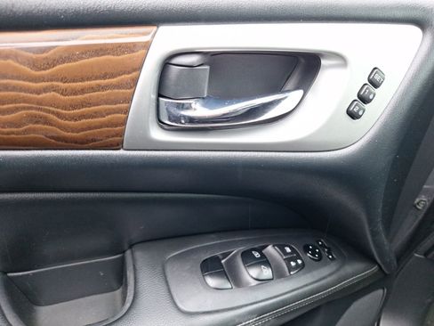 Used 2020 Nissan Pathfinder Platinum image 16