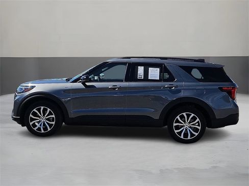 Used 2025 Ford Explorer ST-Line image 2