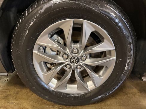 Certified 2024 Toyota Sienna XLE FWD image 31
