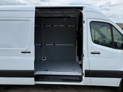 Used 2021 Mercedes-Benz Sprinter 2500 image 10