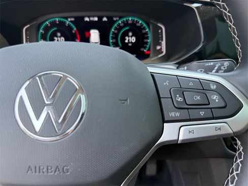 Used 2022 Volkswagen Taos SEL image 26