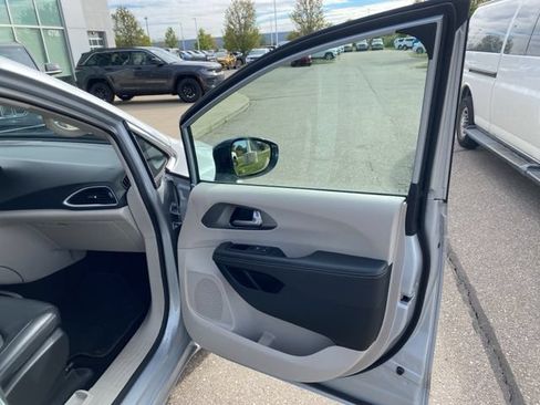 Used 2024 Chrysler Pacifica Touring-L FWD image 30
