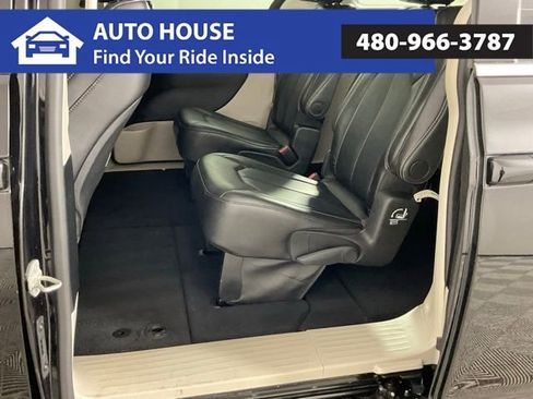 Used 2024 Chrysler Pacifica Touring-L image 17