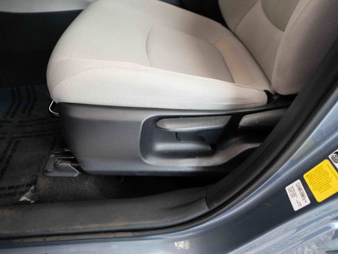 Used 2024 Toyota Corolla Cross L image 12