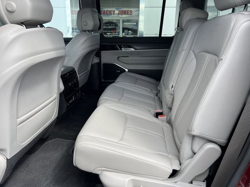 Used 2023 Jeep Wagoneer Series II AWD/4WD image 13