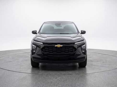 Used 2025 Chevrolet Blazer LT image 2