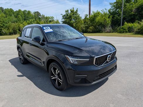 Used 2025 Volvo XC40 B5 Core AWD/4WD image 2