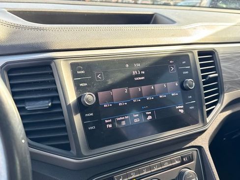 Used 2020 Volkswagen Atlas Cross Sport SE image 18