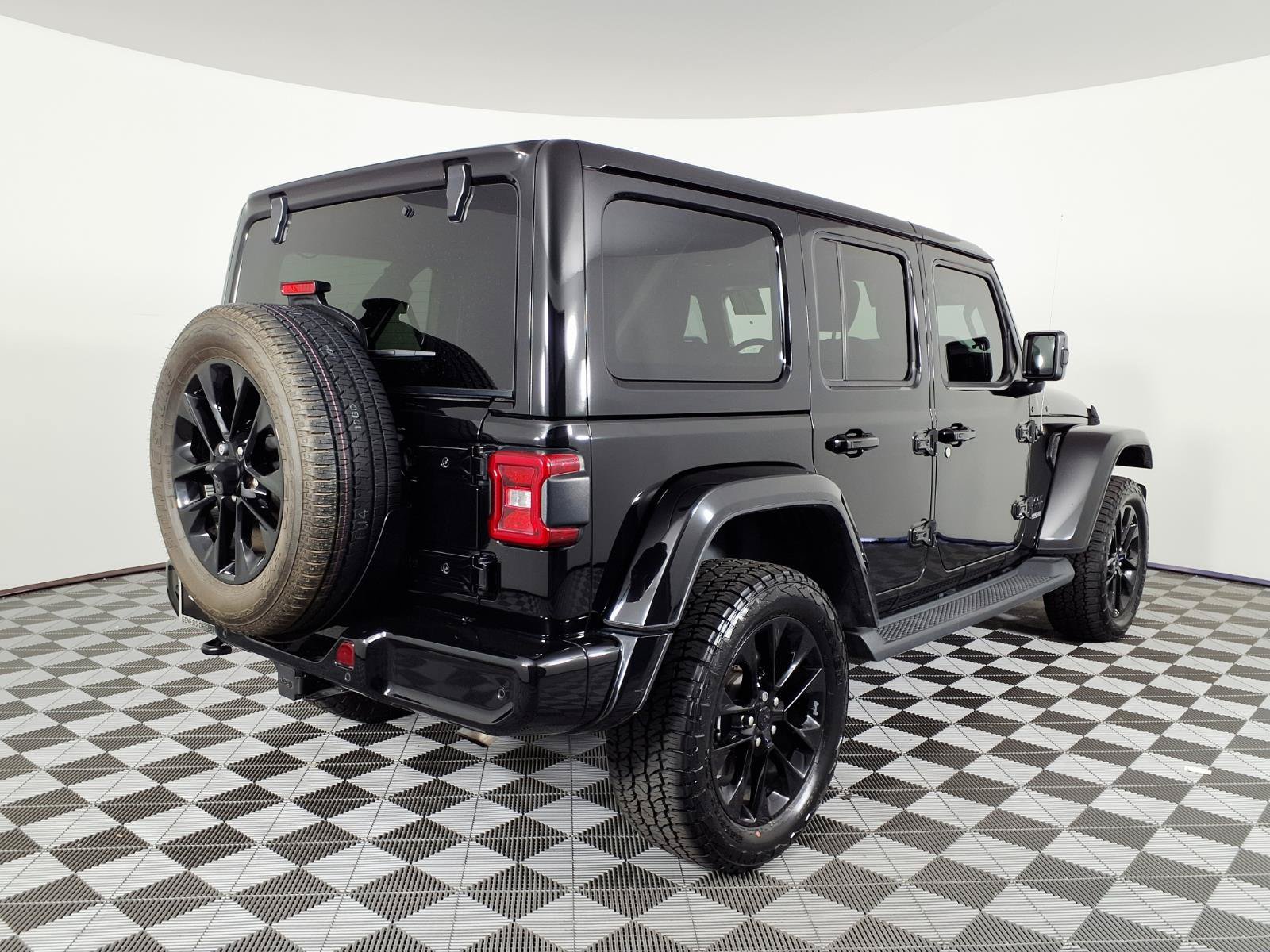 Used 2021 Jeep Wrangler Unlimited Sahara AWD/4WD image 4