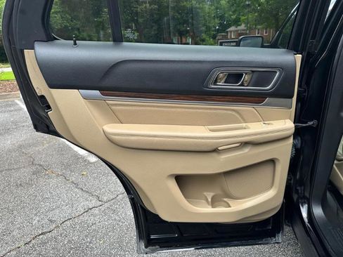 Used 2017 Ford Explorer Limited image 19
