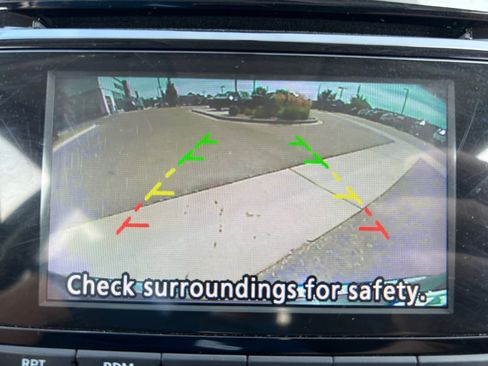 Used 2017 Nissan Rogue SV AWD/4WD image 26