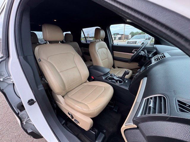 Used 2017 Ford Explorer XLT w/ Equipment Group 202A AWD/4WD image 11