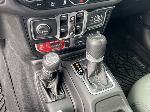 Used 2025 Jeep Gladiator Mojave AWD/4WD image 10