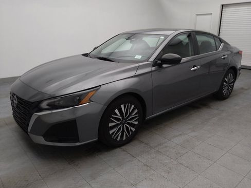 Used 2024 Nissan Altima 2.5 SV image 2