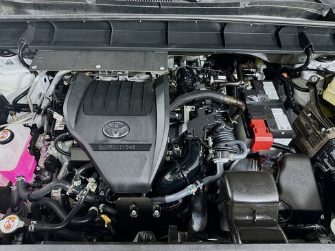 Used 2024 Toyota Highlander LE image 35