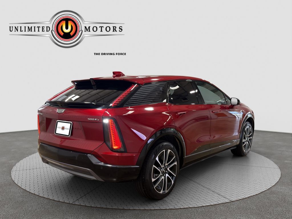 Used 2025 Cadillac Optiq Sport 2 w/ LPO, Floor Liner Package AWD/4WD image 4