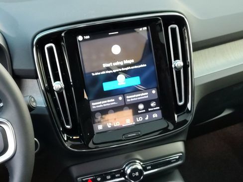 New 2026 Volvo XC40 B5 Plus w/ Protection Package Premier AWD/4WD image 27