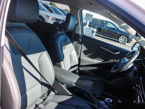 Used 2023 Kia Niro EX image 16