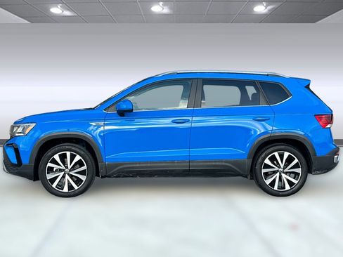 Used 2023 Volkswagen Taos SE w/ Panoramic Sunroof Package image 2