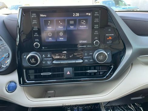 Used 2022 Toyota Highlander XLE image 14