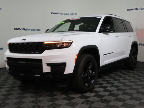 Used 2023 Jeep Grand Cherokee L Laredo AWD/4WD image 12