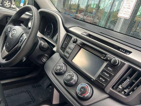 Used 2017 Toyota RAV4 LE AWD/4WD image 19