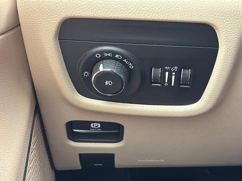 Used 2025 Jeep Grand Cherokee Limited AWD/4WD image 37